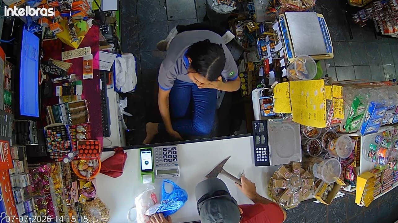 Ladrão do “machado” rouba supermercado e ameaça funcionária