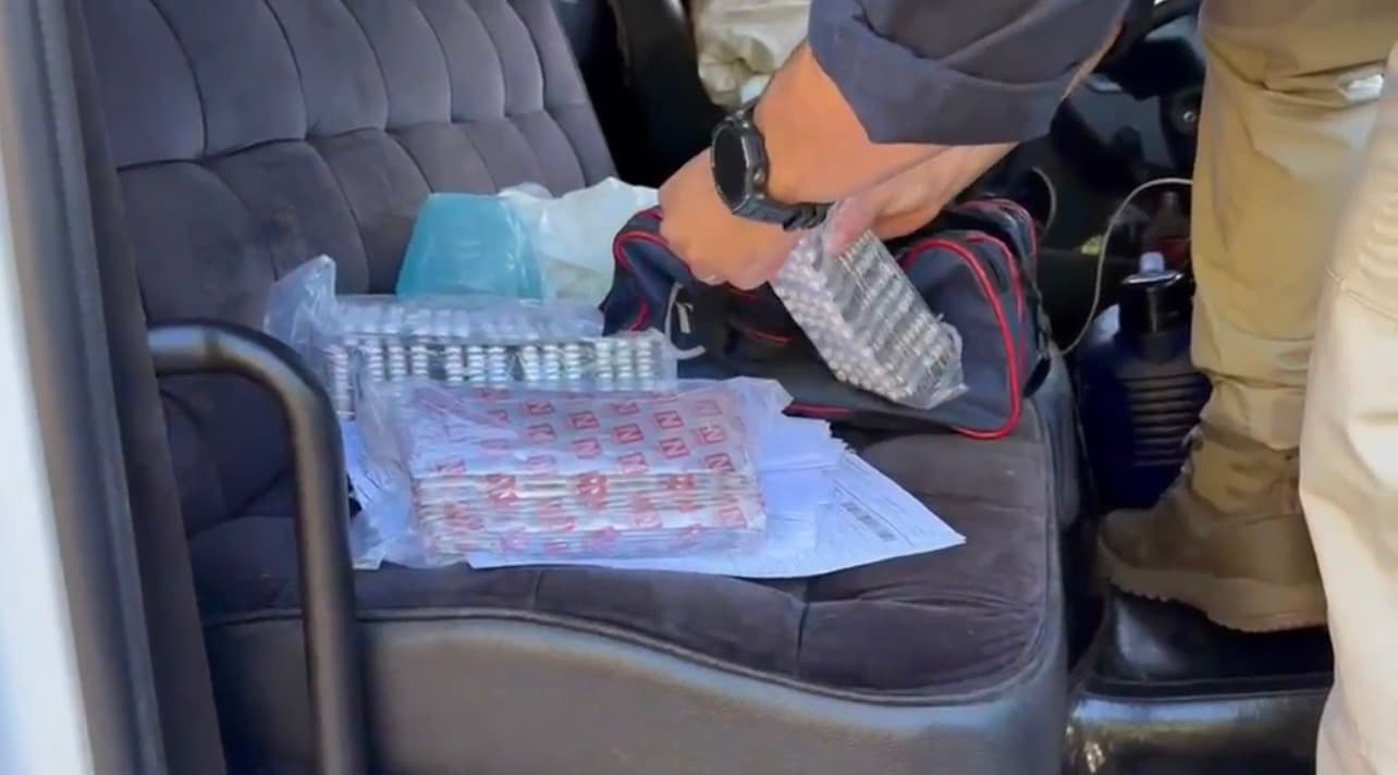 Caminhoneiro ameaça motorista com arma e é pego com 3 mil comprimidos de “rebite”