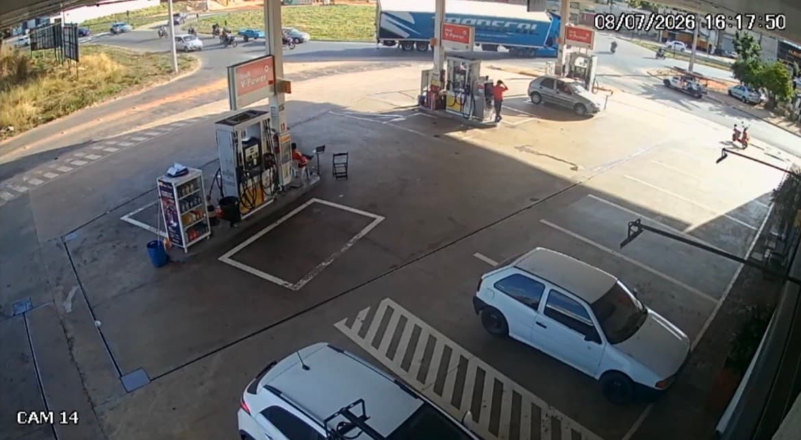 Carreta tomba em rotatória do Anel Viário e quase esmaga carro de passeio