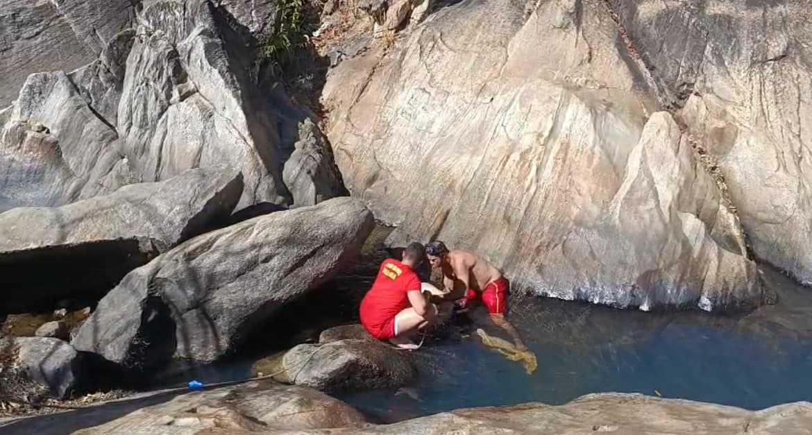 Idoso morre afogado enquanto brincava de mergulhar com o neto na Cidade de Goiás