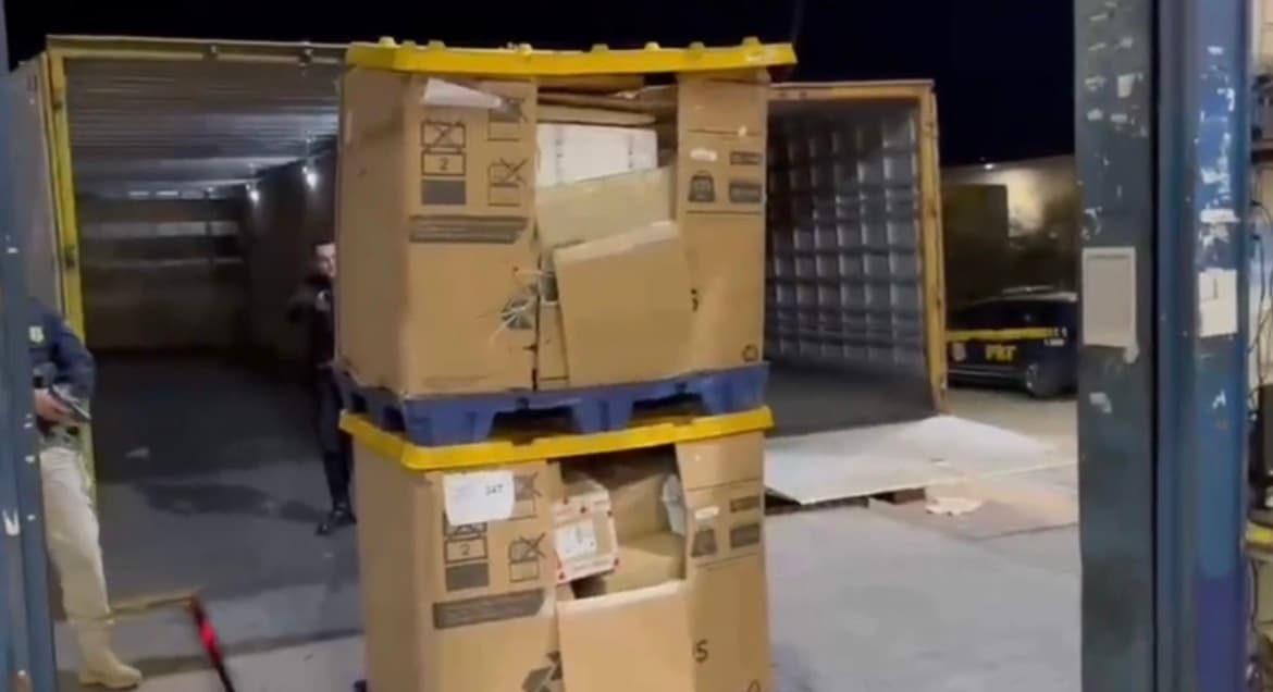 “Espertão” se esconde dentro de caixa para furtar encomendas em caminhão dos Correios