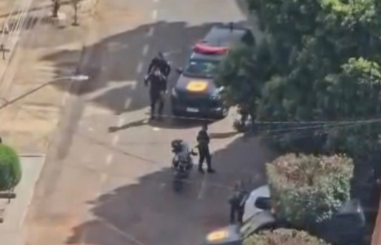 Tornozelado com ficha por violência doméstica morre em confronto com a polícia