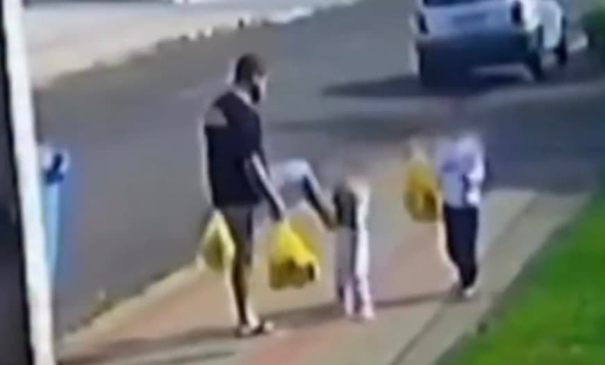 Pai chuta rosto da filha de 3 anos porque ela chorava; veja vídeo