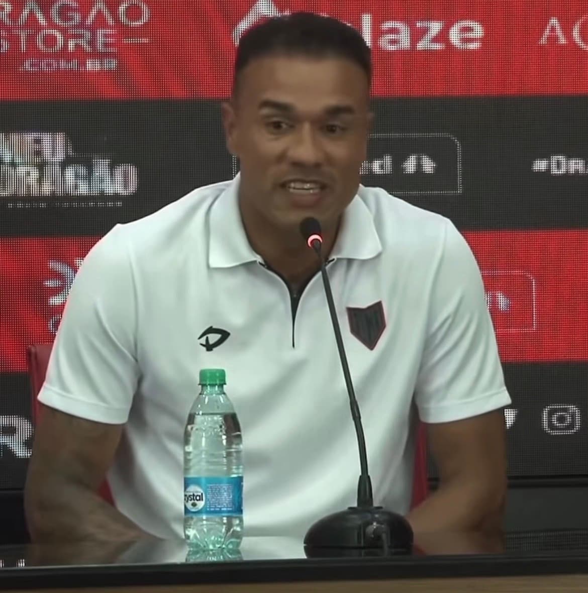 Técnico do Atlético-GO chora em coletiva ao parabenizar repórter com deficiência visual
