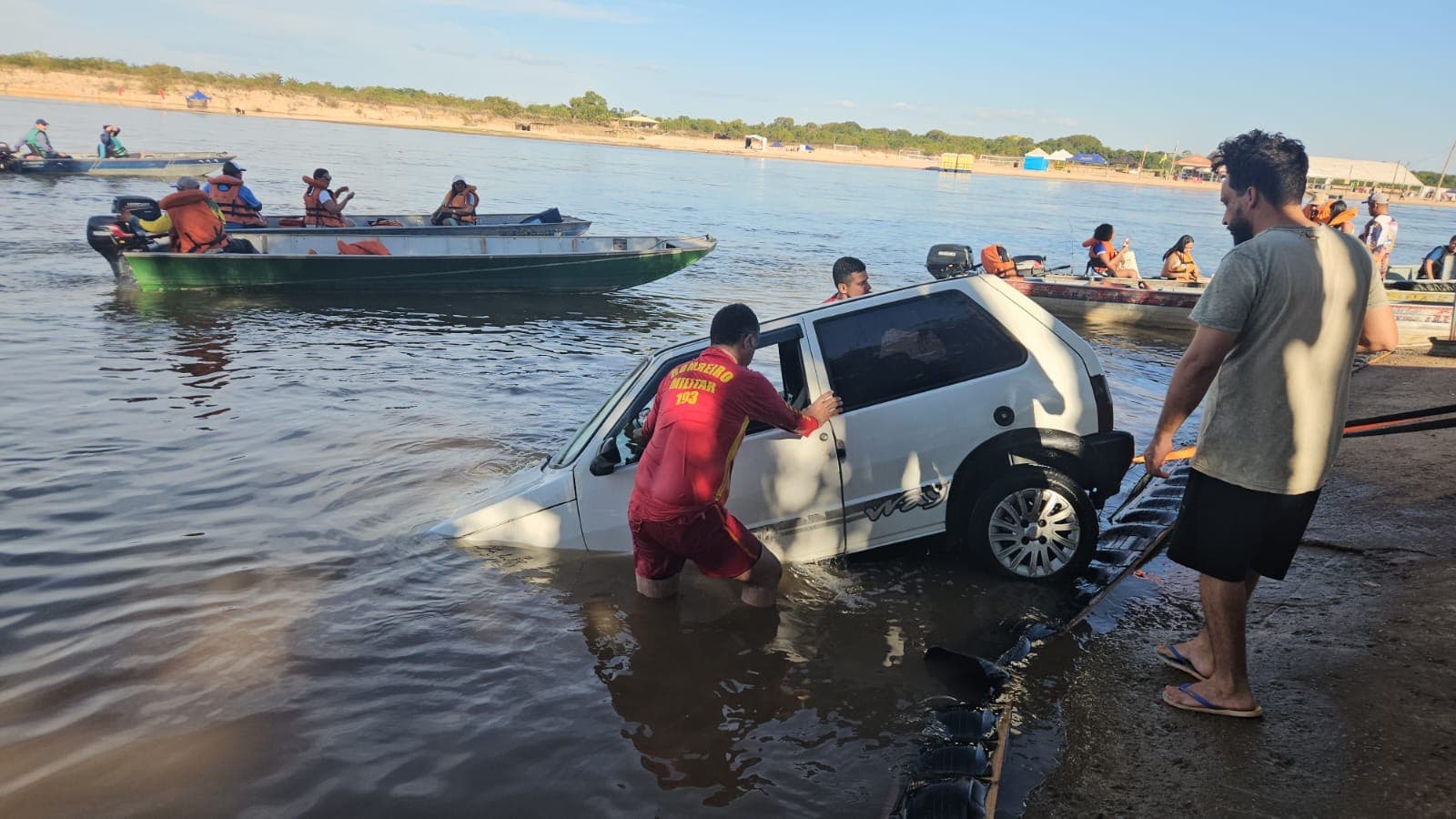 Carro desgovernado cai no Rio Araguaia após freio de mão falhar