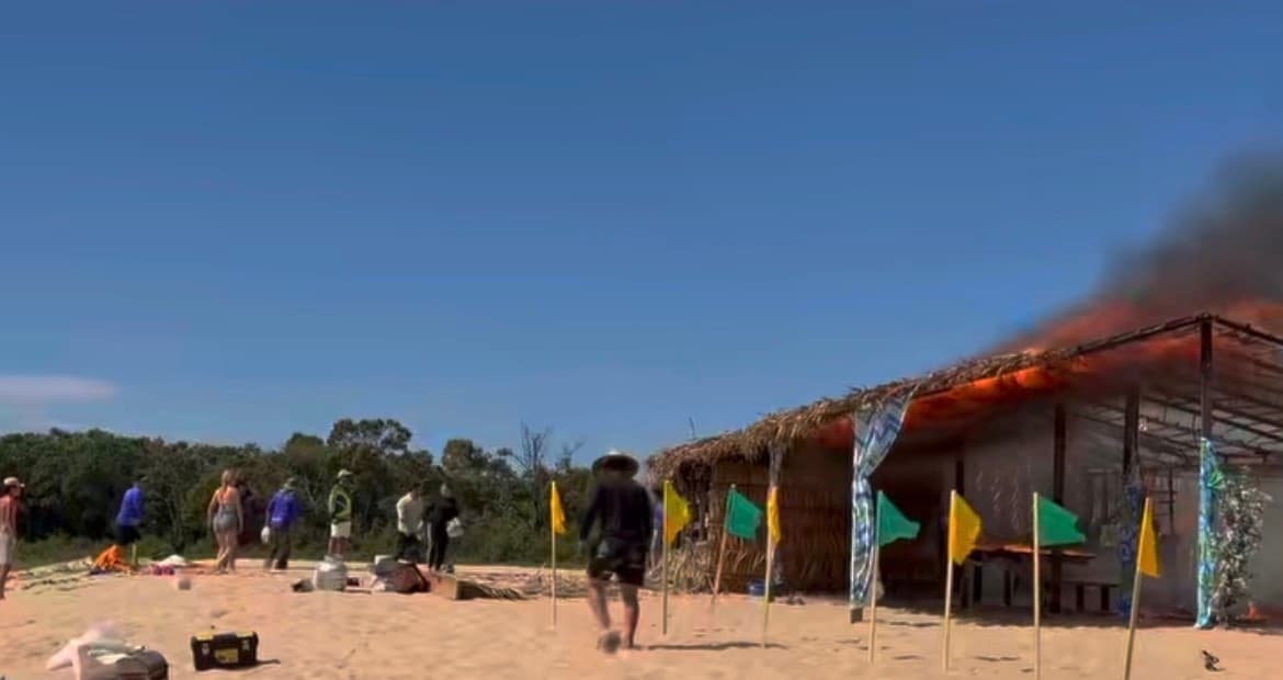 Incêndio destrói rancho de acampamento às margens do Rio Araguaia, em Aruanã