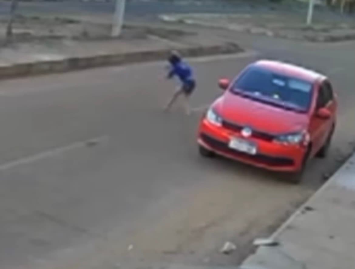 Motorista bêbado atropela criança que brincava atrás de carro