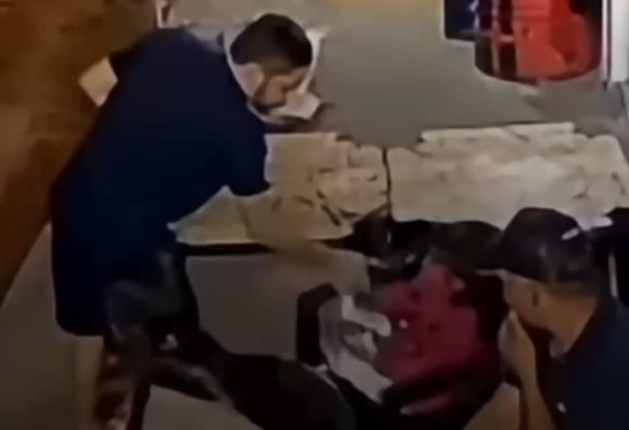 Homem tenta arrastar menina de 4 anos de perto dos pais em restaurante