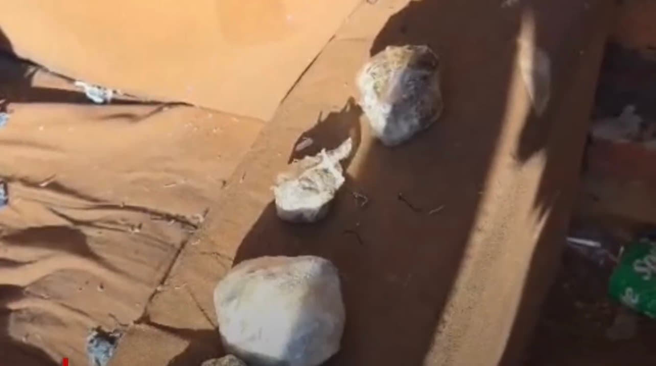 Ponto de tráfico é descoberto e droga é encontrada no estofado de sofá