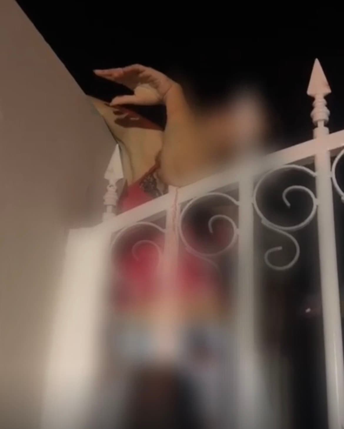 Jovem esquece a chave, tenta pular muro e fica com o braço “entalado” no portão