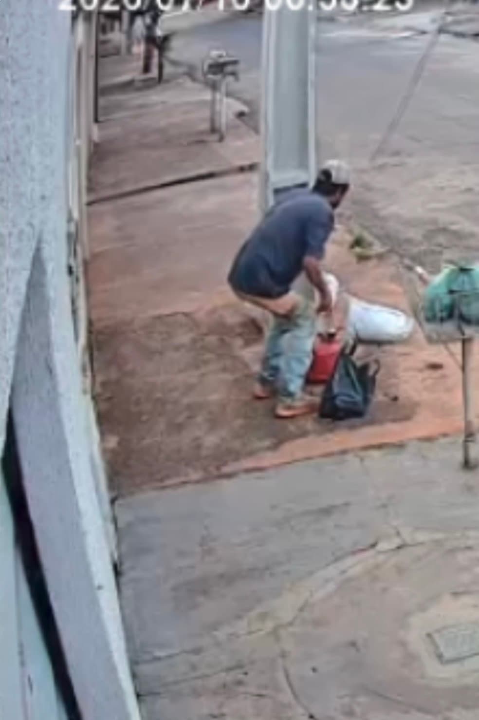 Homem é flagrado ‘soltando o barro’ na calçada de servidor da Comurg