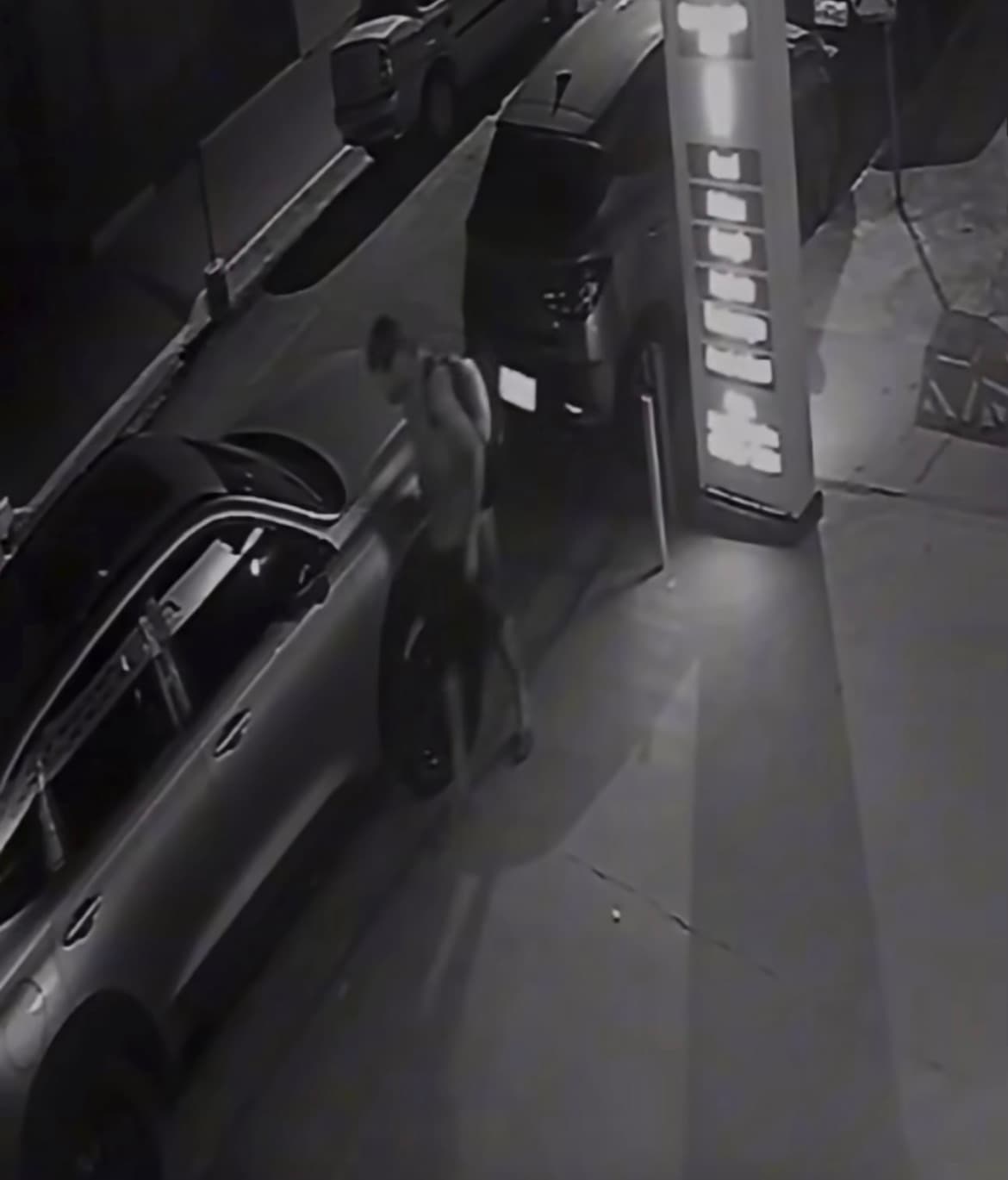 Vídeo mostra vândalo riscando carros durante Festa de Trindade