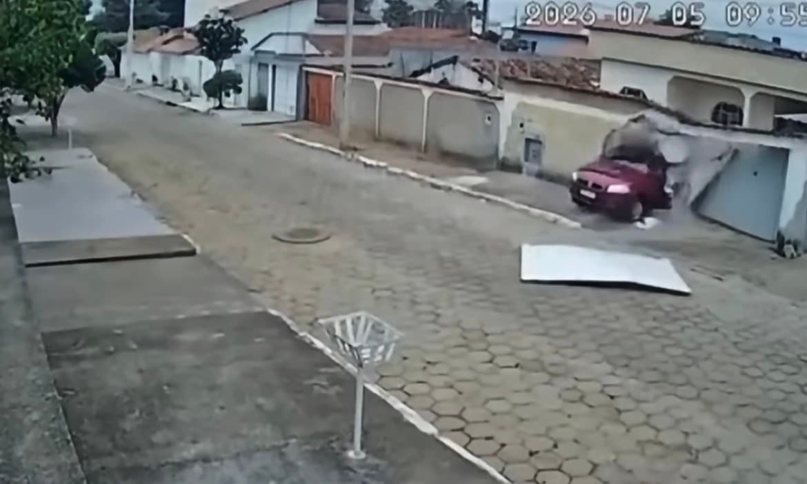 Motorista dá partida, carro sai voando de ré e vai parar dentro da casa de vizinho