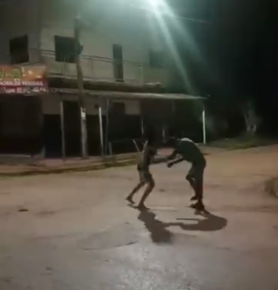 EXCLUSIVO: Travesti que acusou amiga de cafetinagem é flagrada agredindo homem esquisofrênico em Valparaíso