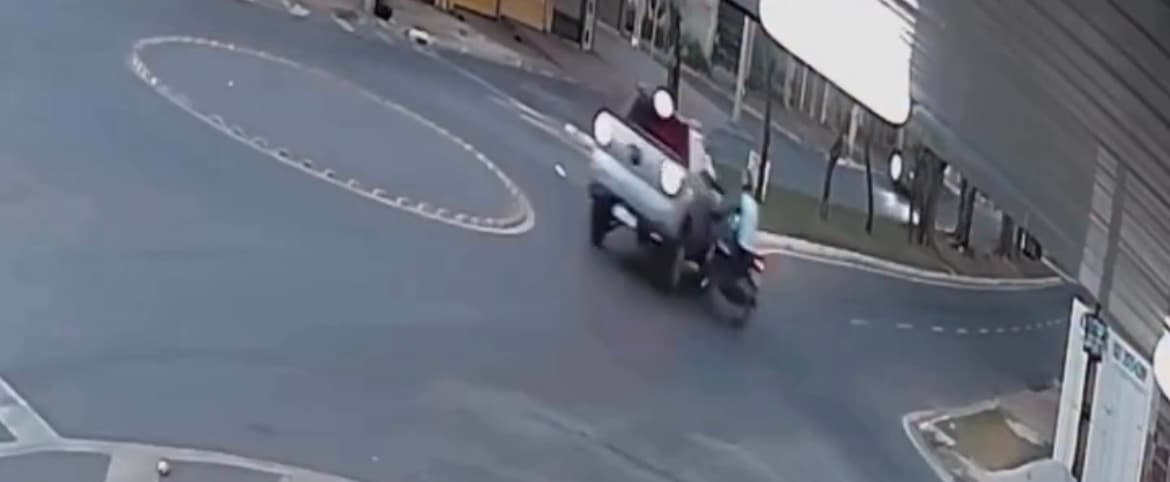 Motociclista desrespeita sinalização, invade rotatória e é atingido por caminhonete em Goiânia