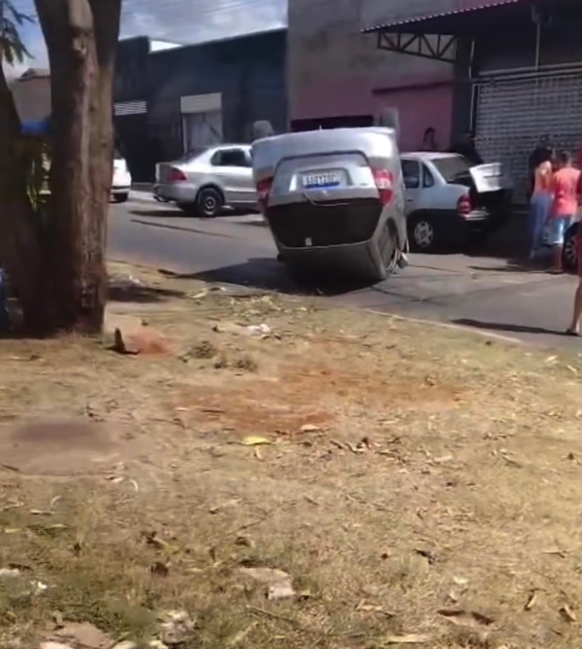 Motorista tenta desviar de cachorro, bate em dois veículos e capota carro no Jardim Curitiba 3, em Goiânia