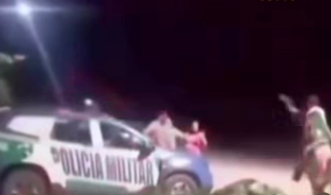 Homem montado a cavalo e bêbado tenta laçar policial durante abordagem; veja vídeo