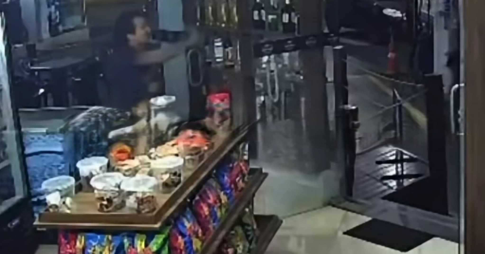 PRF usa crack, quebra posto com pedaço de pau por causa de R$ 1 e acaba contido