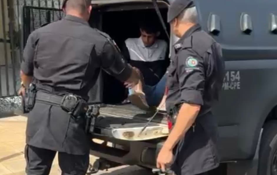 Câmeras flagram pânico e correria de clientes após casal ser baleado em distribuidora