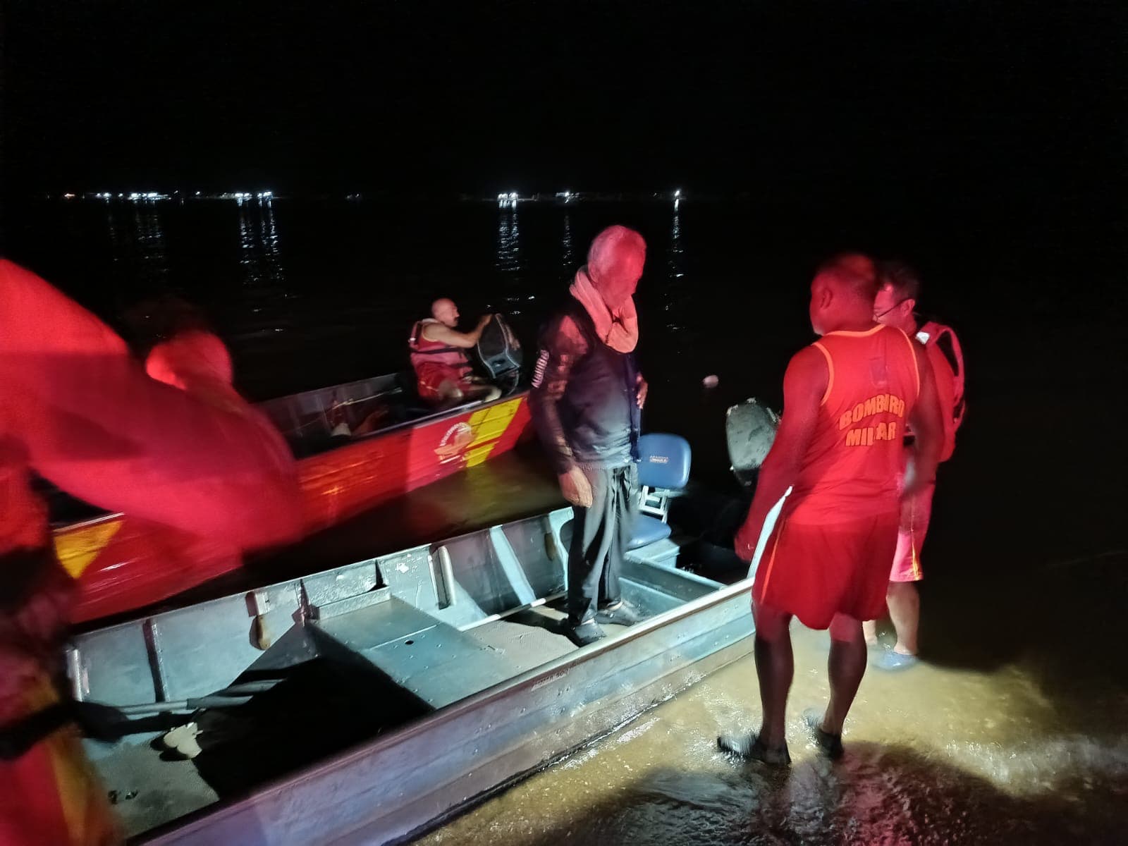 Piloto perde controle, cai na água e bombeiros contêm barco desgovernado