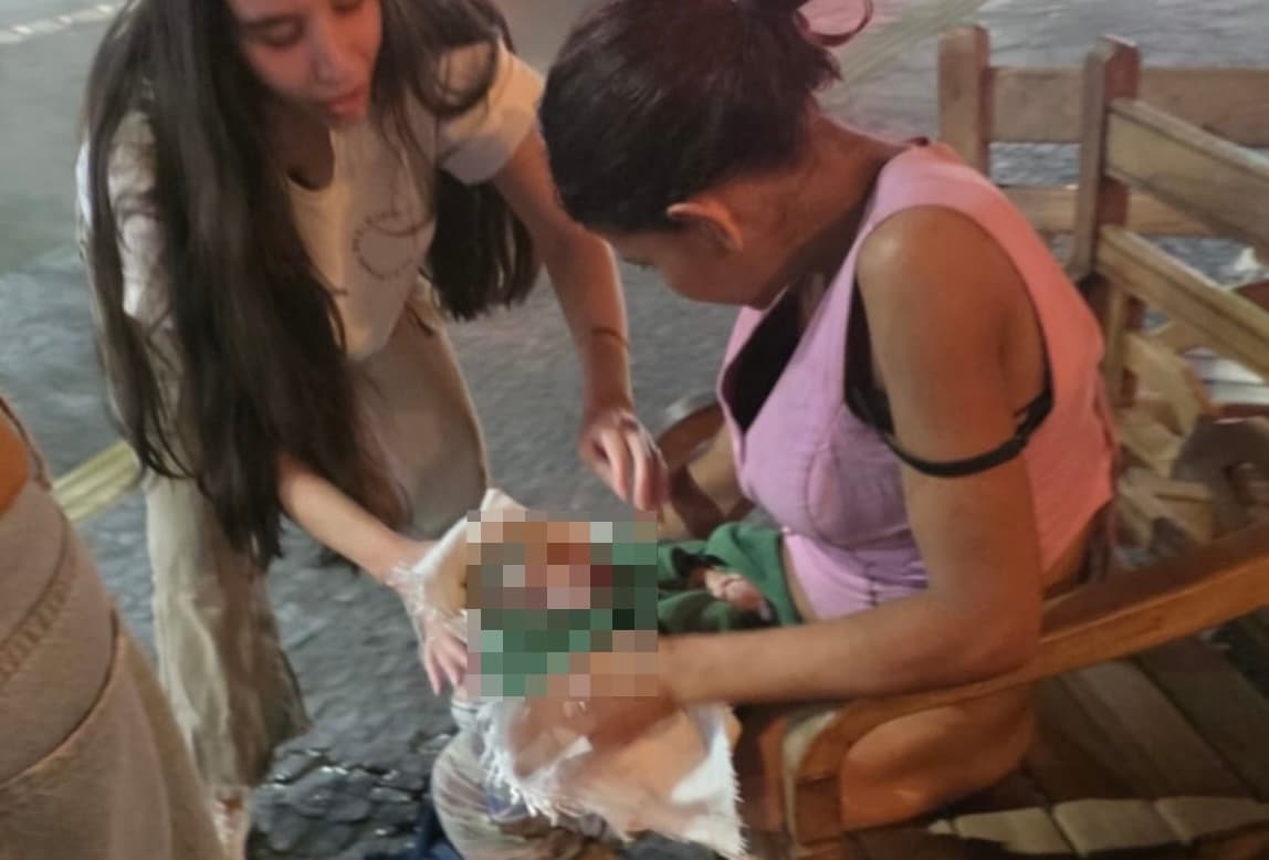 Mulher entra em pub sentindo dores e dá à luz em banco com ajuda de funcionárias
