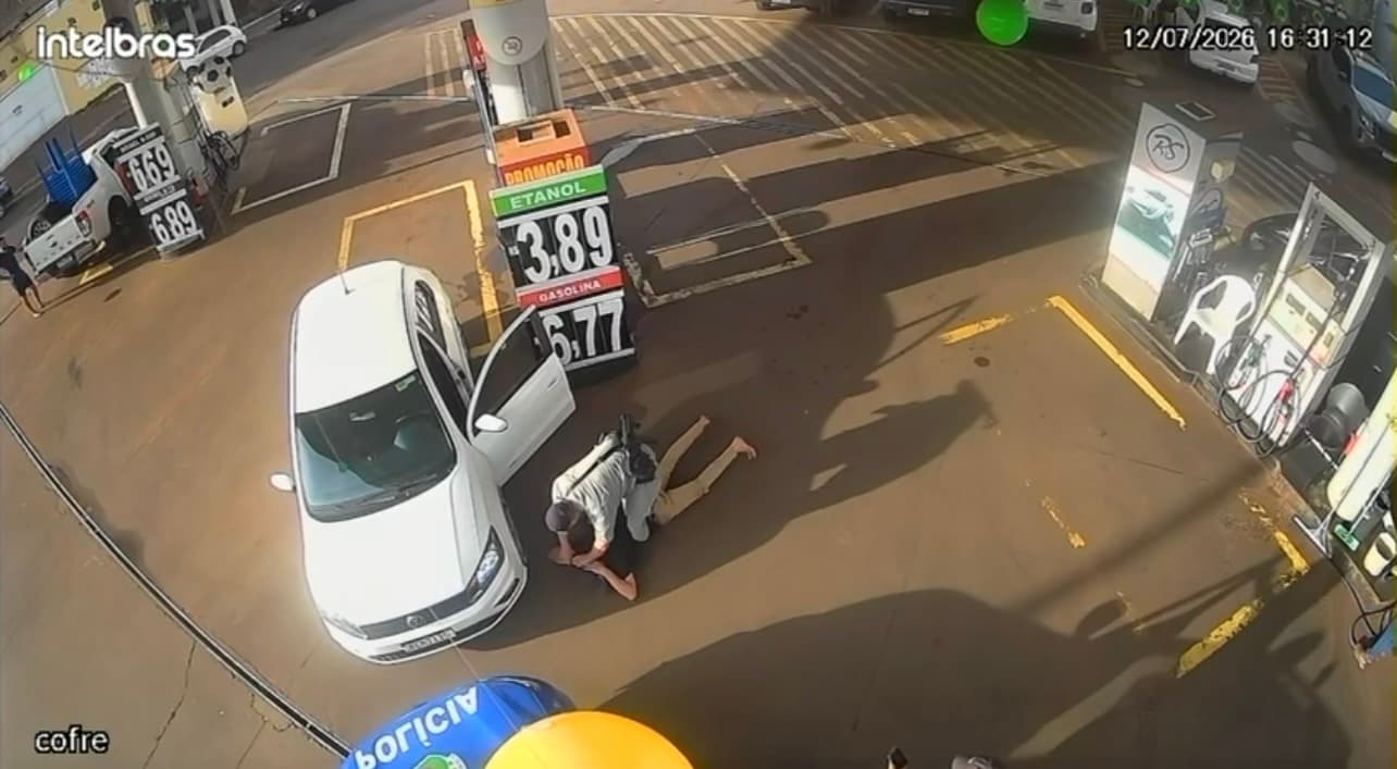 Ladrão é preso enquanto abastecia carro roubado em posto de combustíveis