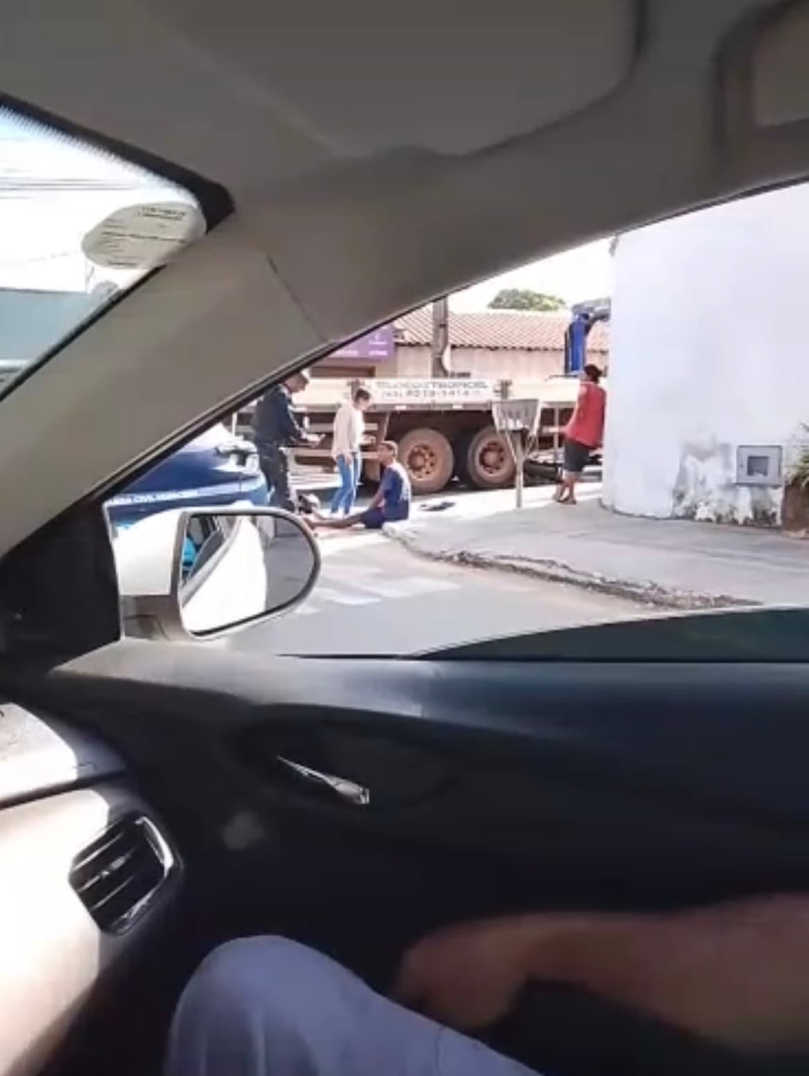 Motociclista foge da polícia, bate contra caminhão e tem perna esmagada em Senador Canedo