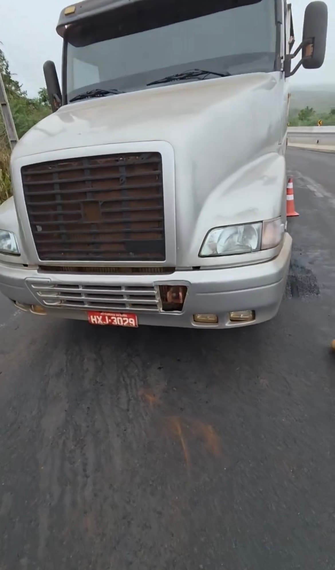 Caminhoneiro escapa de ser esmagado por carreta desgovernada na BR-364