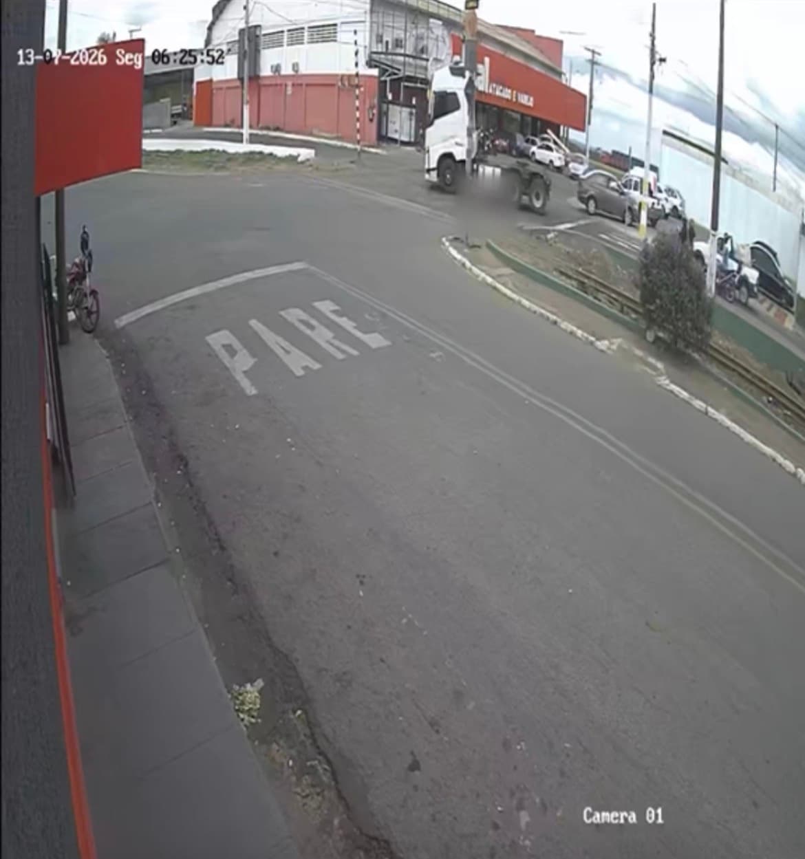 IMAGENS FORTES: Idosa morre após ser atropelada por veículo de grande porte em Catalão