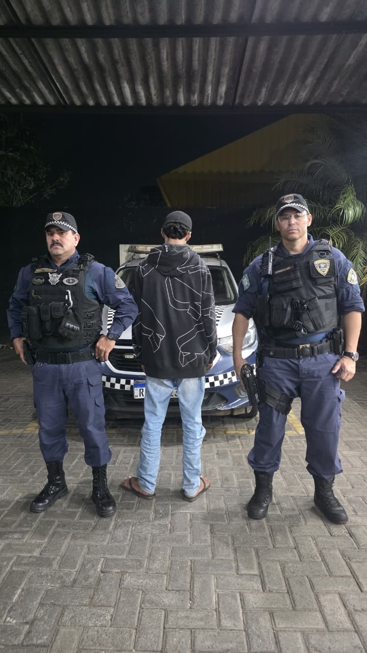 Menor dá "grau" na porta de Cmei, foge da GCM e acaba algemado após xingar guardas em Goiânia