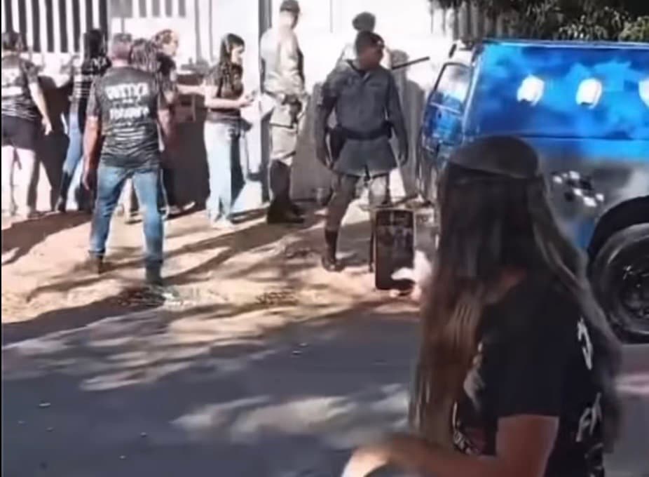 População tenta linchar mulher suspeita de matar companheiro após reconstituição de crime