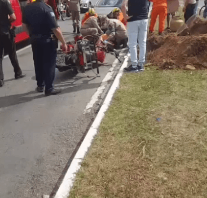 Carro fura sinal vermelho na Av. Leste-Oeste e arremessa motociclista para longe