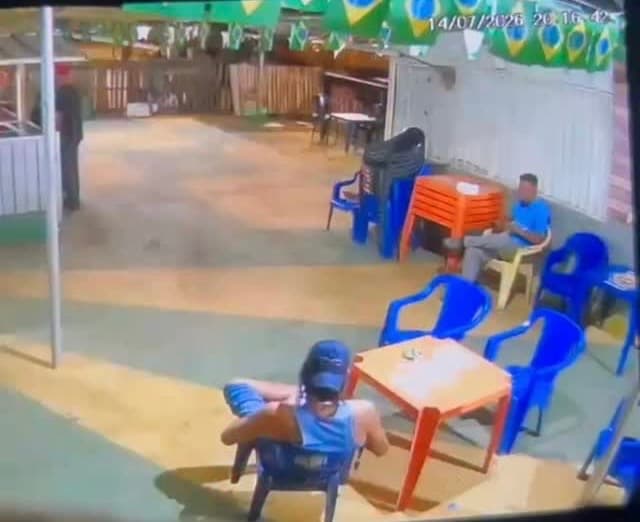 Suspeito de esfaquear cliente em bar tenta fugir pulando muros de casas, mas acaba preso