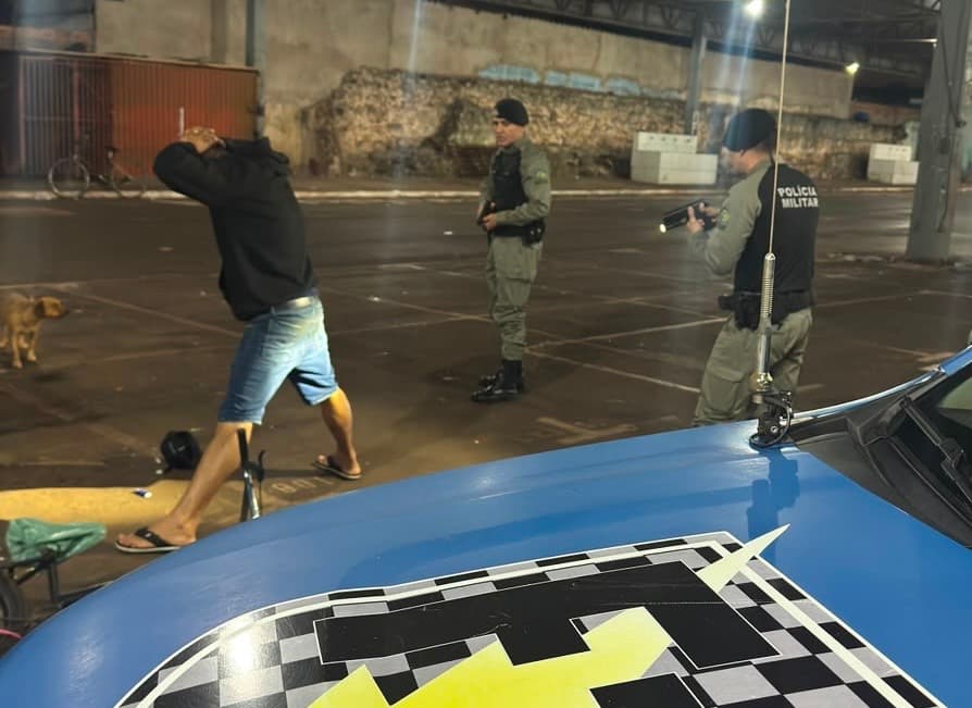 Homem é preso em feira após esfaquear rival que se recusou a comprar drogas
