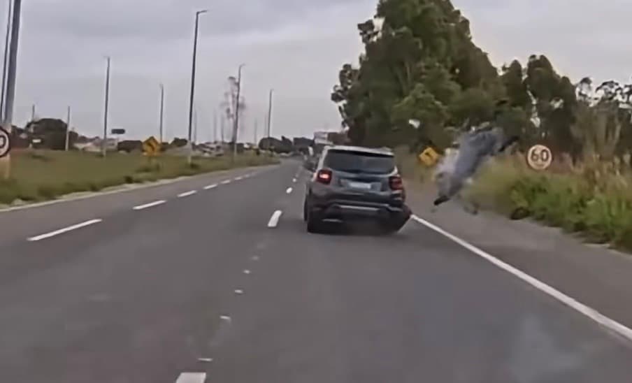 Motociclista é arremessado e morre em grave acidente com carro