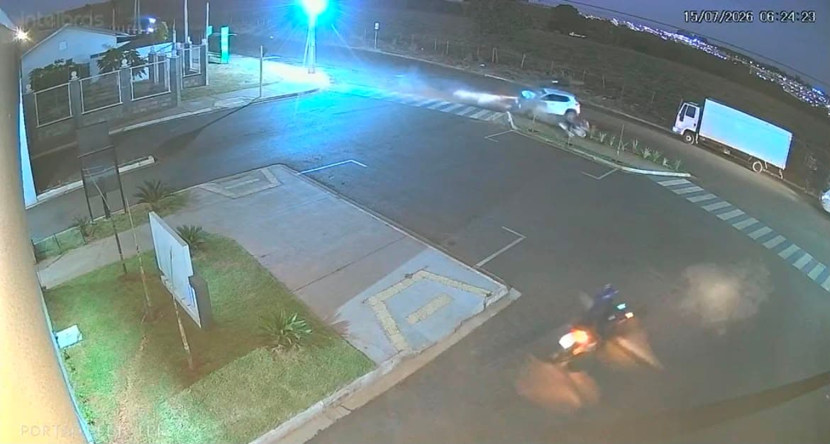 Piloto de Hornet 'voa longe' após bater de frente com carro em Rio Verde; veja momento