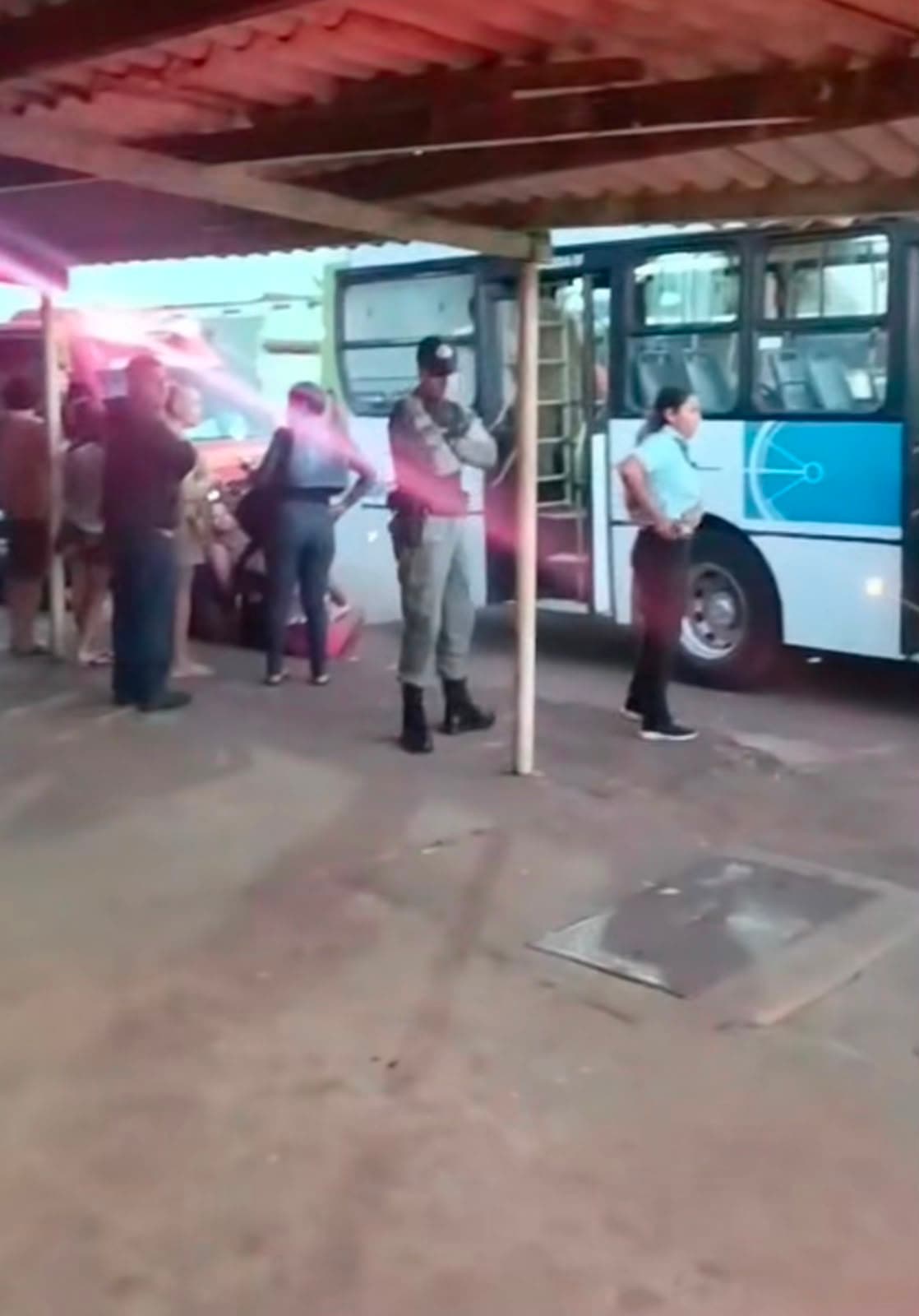 Ônibus do transporte coletivo passa em alta velocidade por quebra-molas e deixa passageiros feridos em Trindade