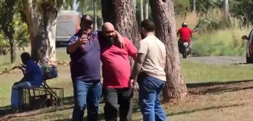 Comerciante preso por engano deixa presídio em Aparecida e se emociona em reencontro com o filho