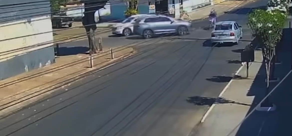 Câmera flagra momento em que piloto e garupa são jogados para o alto após batida violenta