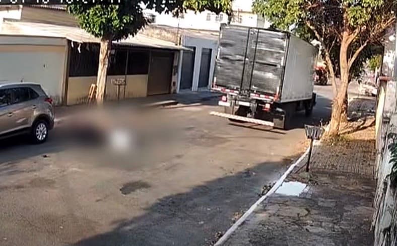 Idoso morre após bater moto de frente com caminhão em Goiânia