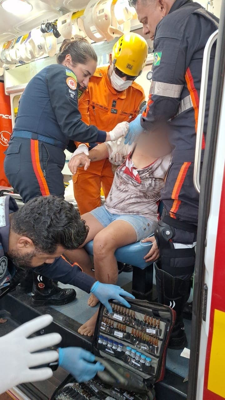 Carro despenca 50 metros em ribanceira e casal sobrevive a resgate dramático