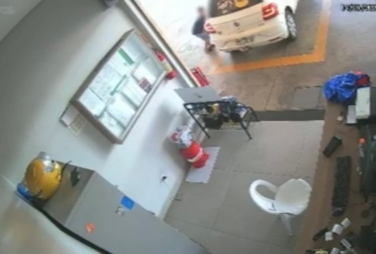 Pai coloca filho menor de idade para furtar bateria de carro e é preso