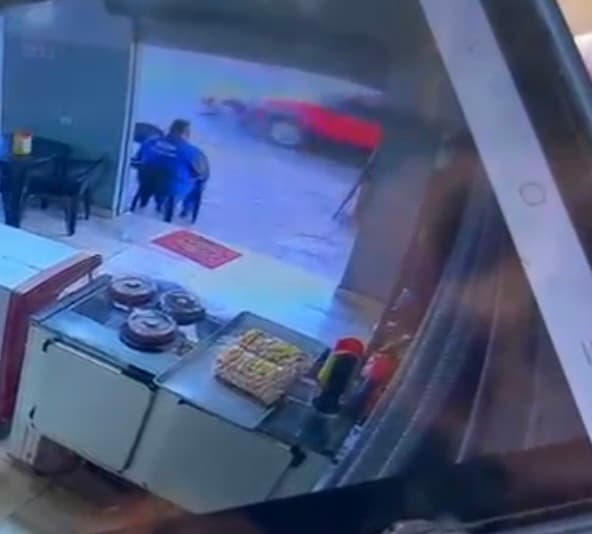 Idoso tropeça em calçada, cai na rua e é atropelado por carro