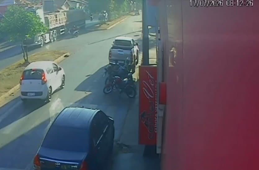 Motociclista morre após não conseguir frear e bater na roda de caminhão