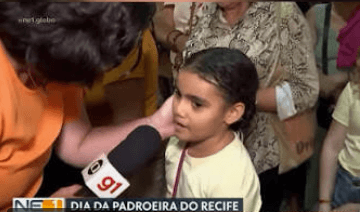 Garotinha que perdeu a mãe emociona repórter ao vivo