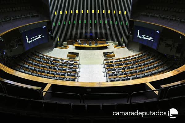 Deputados aprovam disparo de mensagens em massa nas campanhas eleitorais e proíbe bloqueio sem ordem judicial
