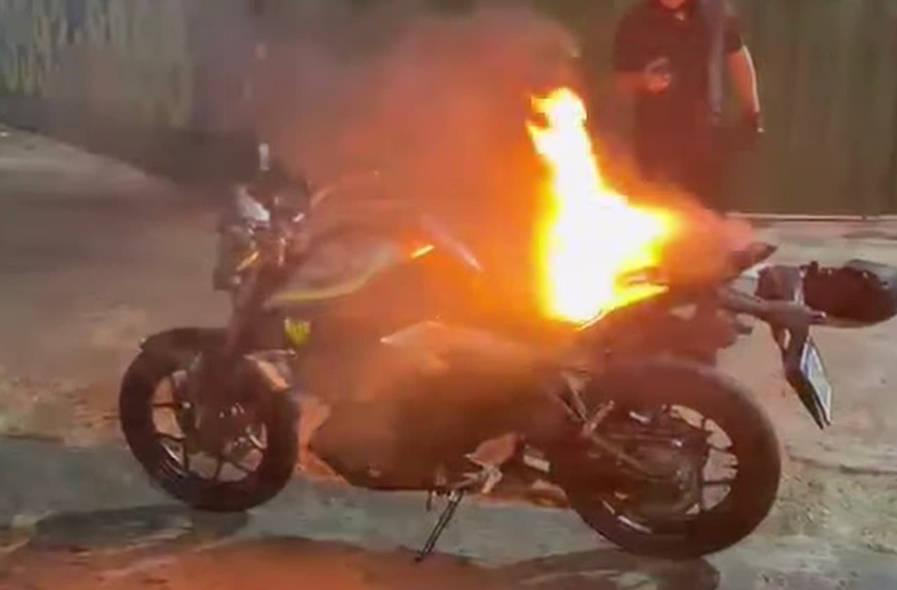 Moto pega fogo e motociclista apaga as chamas com um regador de água em Goiânia