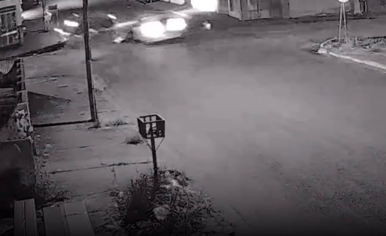 Desrespeito à placa de “Pare” causa batida entre carros e mata uma pessoa