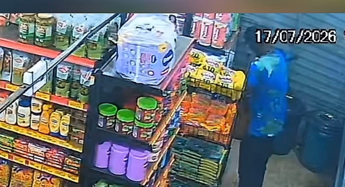 Ladrão lota mochila e calça de mercadorias furtadas e é pego por funcionária