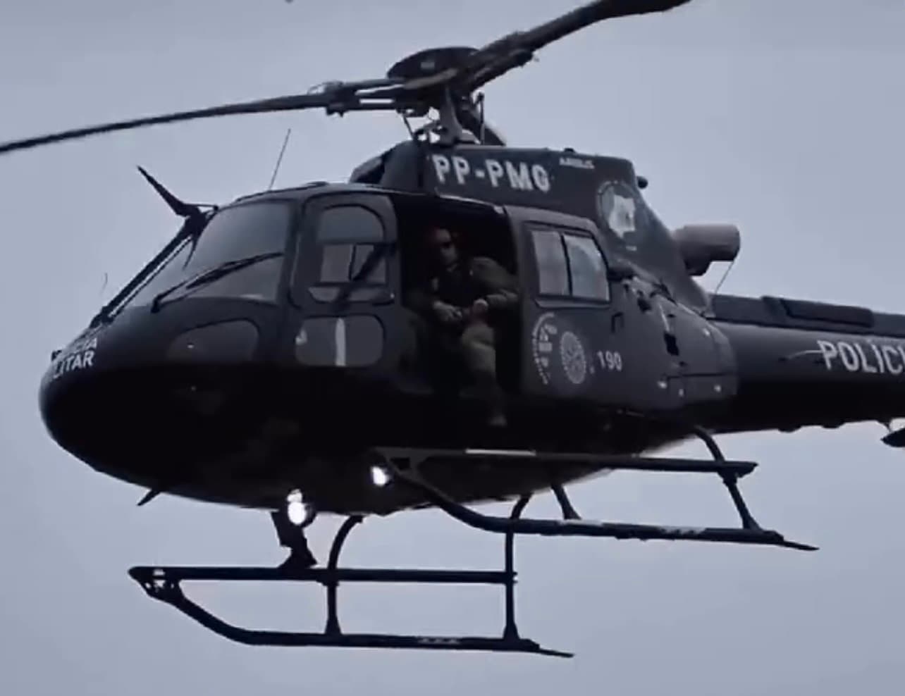 Polícia faz cerco com helicóptero para encontrar bandidos que abandonaram carro com drogas